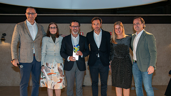 José Santacreu, gerente de Fersán recibe el premio de manos de BMW Group
